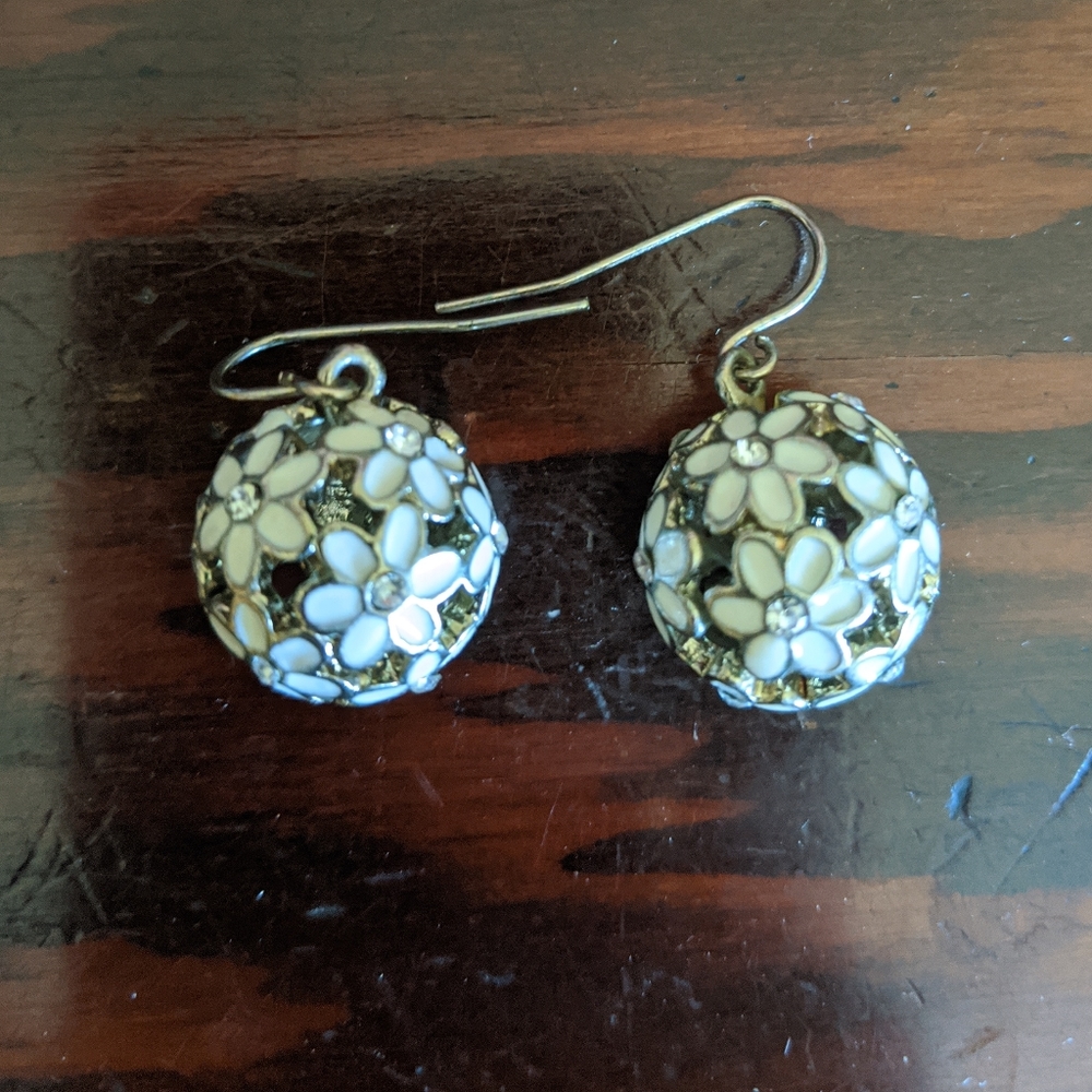 White daisy ball earrings